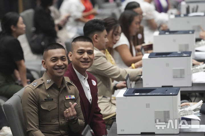 [방콕=AP/뉴시스] 23일(현지 시간) 태국 방콕에서 LGBTQ+ 커플들이 혼인 증명서 발급을 기다리고 있다. 태국은 23일부터 동남아 국가 최초이자 아시아 국가 세 번째로 동성 커플 결혼을 합법화했으며 이에 따라 전국 행정 사무소에서 동성 커플의 혼인 신고를 받기 시작했다. 2025.01.23.