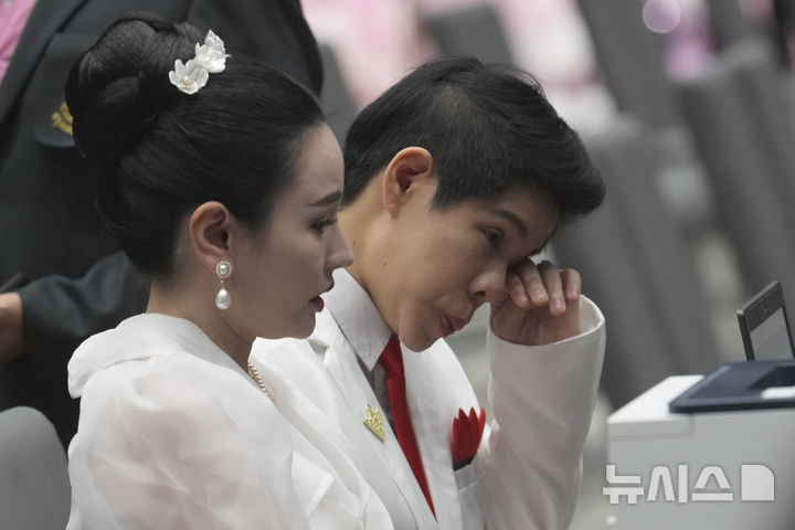 [방콕=AP/뉴시스] 23일(현지 시간) 태국 방콕에서 LGBTQ+ 커플들이 혼인 증명서 발급을 기다리며 눈물을 흘리고 있다. 태국은 23일부터 동남아 국가 최초이자 아시아 국가 세 번째로 동성 커플 결혼을 합법화했으며 이에 따라 전국 행정 사무소에서 동성 커플의 혼인 신고를 받기 시작했다. 2025.01.23.