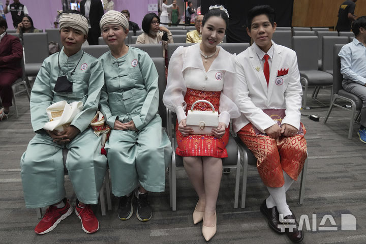 [방콕=AP/뉴시스] 23일(현지 시간) 태국 방콕에서 LGBTQ+ 커플들이 혼인 증명서 발급을 기다리고 있다. 태국은 23일부터 동남아 국가 최초이자 아시아 국가 세 번째로 동성 커플 결혼을 합법화했으며 이에 따라 전국 행정 사무소에서 동성 커플의 혼인 신고를 받기 시작했다. 2025.01.23.