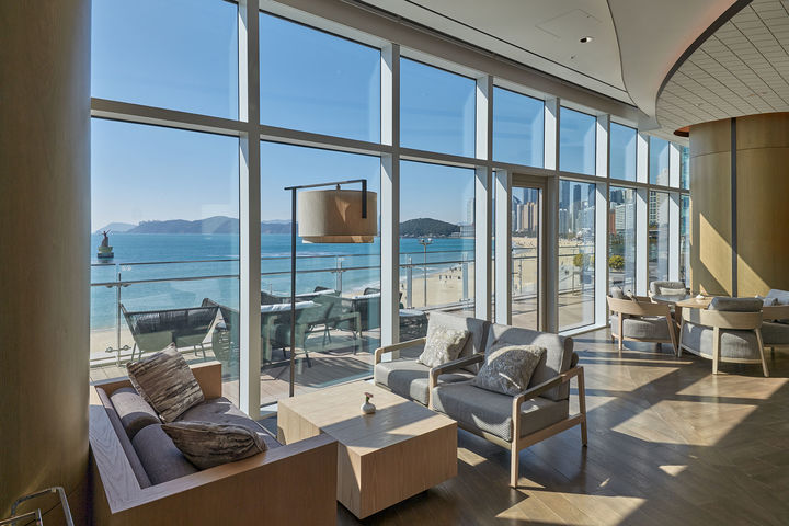 [부산=뉴시스] 시그니엘 부산의 더라운지. (사진=시그니엘 부산 제공) 2025.01.23. photo@newsis.com&nbsp; *재판매 및 DB 금지