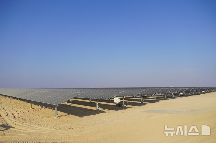 [세종=뉴시스]서부발전 오만 마나 태양광 전경.(사진=한국서부발전 제공)
