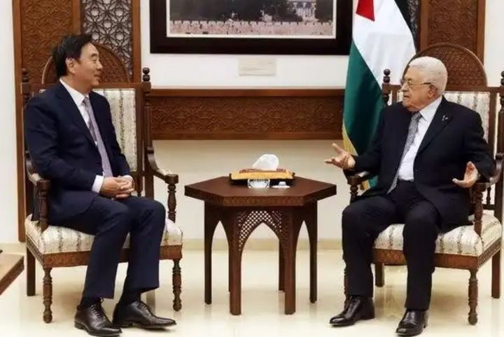 [서울=뉴시스] 자오쥔 중국 중동 특사가 18일 팔레스타인에서 마흐무드 압바스 정부 수반과 만나 대화하고 있다.(출처: 펑파이신문) 2025.01.23. *재판매 및 DB 금지