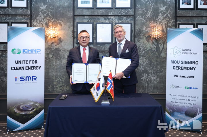 [세종=뉴시스] 한국수력원자력이 20일(현지시간) 노르웨이 오슬로에서 노르웨이 민영 SMR 개발사인 노르스크 슈례녜크레프트(NK)와 업무협약을 체결했다. 황주호 한국수력원자력 사장(왼쪽), 요니 헤스타머(Jonny Hesthammer) NK CEO(사진=한수원 제공)