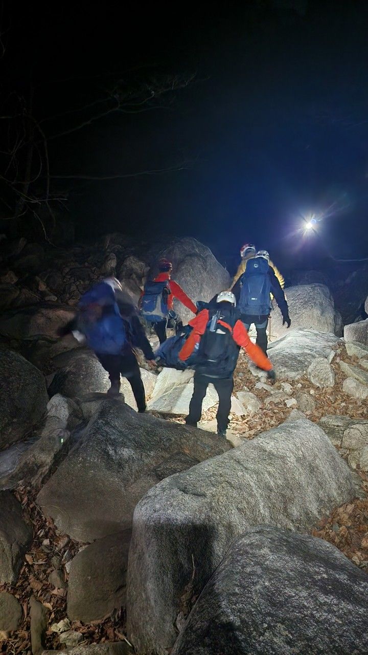 [속초=뉴시스] 22일 강원 속초시 설악산 잦은바위골 인근에서 70대 등산객이 20m 계곡 아래로 추락해 숨진 가운데 119구조대원들이 A씨를 병원으로 옮기고 있다. (사진=강원도소방본부 제공) photo@newsis.com *재판매 및 DB 금지
