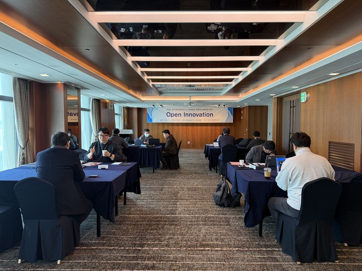 [부산=뉴시스] 부산창조경제혁신센터가 22일 롯데호텔 부산에서 대·중견기업과 스타트업의 협력을 도모하는 밋업 행사를 진행하고 있다. (사진=부산창조경제혁신센터 제공) 2025.01.22. photo@newsis.com *재판매 및 DB 금지