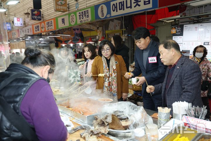 [군포=뉴시스] 산본시장을 찾은 하은호 시장. (사진=군포시 제공). 2025.01.23.photo@newsis.com