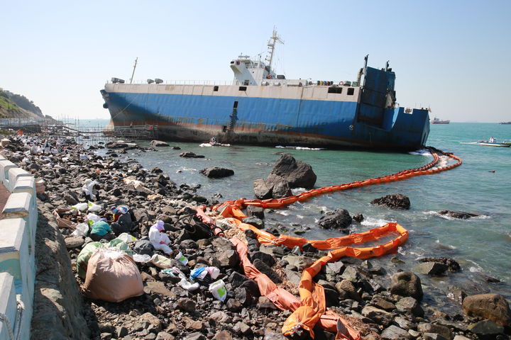 [부산=뉴시스] 2016년 부산 영도 오션탱고호 좌초로 인한 해양오염사고 (사진=남해지방해양경찰청 제공) 2025.01.23. photo@newsis.com *재판매 및 DB 금지