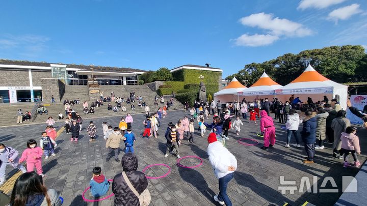 [제주=뉴시스] 제주도 민속자연사박물관은 설 연휴를 맞아 30일 민속한마당 행사를 한다. 사진은 지난해 행사 모습. (사진=제주도 제공) 2025.01.23. photo@newsis.com