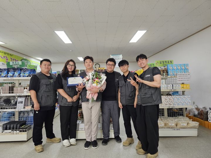 [인천=뉴시스] 인천 연수구 푸드마켓2호점 관계자들이 보건복지부 평가서 2회 연속 A등급을 받고 기념촬영을 하고 있다. (사진=연수구 제공) 2025.01.23. photo@newsis.com *재판매 및 DB 금지