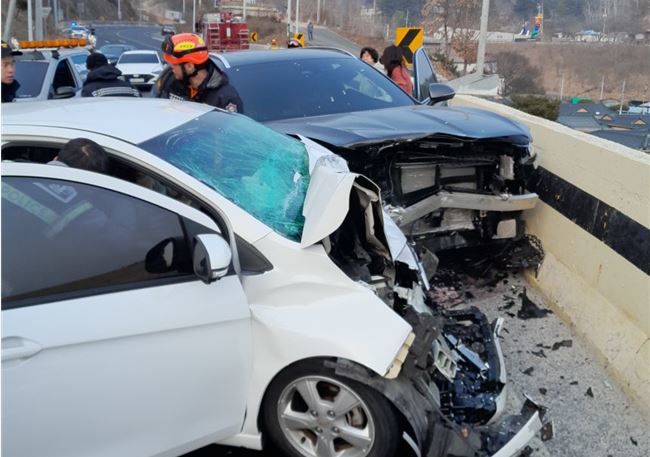  [안동=뉴시스] 안동시 도산면 서부리 서부교차로 인근에서 스파크 차량과 GV70 차랑이 충돌한 교통사고 현장. 2025.01.23. (사진=경북소방본부 제공) photo@newsis.com *재판매 및 DB 금지