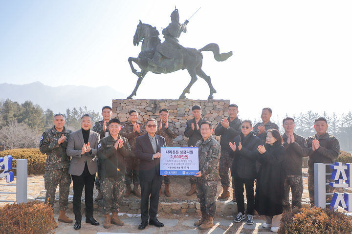 [대전=뉴시스] 을지재단 박준영 회장이 강원도 인제군 육군 12사단 을지부대를 방문해 방위성금을 전달했다.(사진=대전을지대학교병원 제공) 2025.01.23. photo@newsis.com *재판매 및 DB 금지