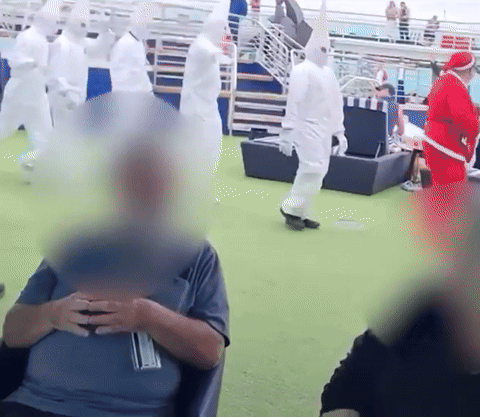 호주 P&O 크루즈선에서 '큐 클럭스 클랜(KKK·백인 우월주의 비밀단체)'을 연상시키는 의상을 입은 직원들이 행진하고 있다. (출처 = 뉴욕포스트) *재판매 및 DB 금지 *재판매 및 DB 금지