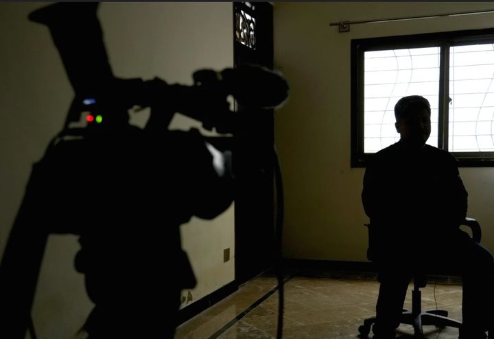 [이슬라마바드=AP/뉴시스] 파키스탄 이슬라마바드에서 22일 한 아프가니스탄 남성 난민이 신원을 드러내지 않은 채 AP 통신과 인터뷰하고 있다.2025.01.23. *재판매 및 DB 금지