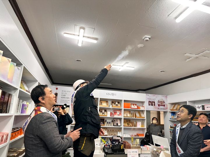 [대전=뉴시스]KT 충남충북광역본부는 중구청, 산성전통시장상인회와 함께 대전 산성전통시장에서 실제 화재 상황을 가상으로 연출한 'SafeMate' 화재예방시연회를 진행하고 있다. 2025. 01. 23 photo@newsis.com *재판매 및 DB 금지