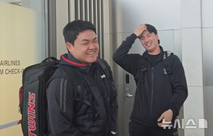 [인천공항=뉴시스]김주희 기자=지난해까지 함께 KIA 타이거즈에서 뛰었던 LG 트윈스 장현식(왼쪽)과 KIA 정해영이 23일 인천국제공항에서 만나 이야기를 나누고 있다. 2025.01.23. 