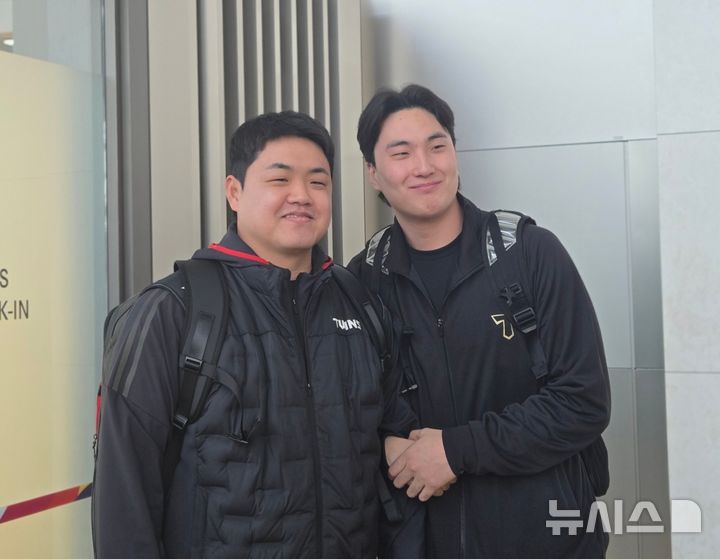 [인천공항=뉴시스]김주희 기자=지난해까지 함께 KIA 타이거즈에서 뛰었던 LG 트윈스 장현식(왼쪽)과 KIA 정해영이 23일 인천국제공항에서 만나 사진을 찍고 있다. 2025.01.23. 