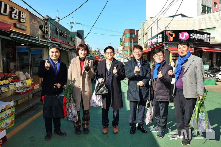 [의왕=뉴시스] 의왕시 의회가 설을 앞두고, 23일 관내 도깨비시장을 찾아 장보기를 하고, 물가 등을 살폈다. (사진=의왕시 의회 제공).2025.01.23.photo@newsis.com