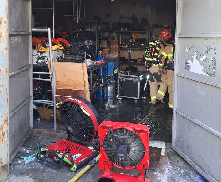 [울산=뉴시스] 박수지 기자 = 23일 오후 울산시 남구 신정동 한 이벤트업체에서 폭발과 함께 불이나 소방당국이 사고를 수습하고 있다. (사진=울산소방본부 제공) 2025.01.23. photo@newsis.com *재판매 및 DB 금지