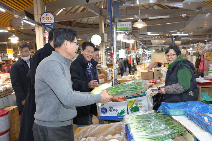 [대구=뉴시스] 대구시 북구는 설을 앞두고 칠성종합시장에서 장보기 행사를 열었다. (사진=대구시 북구 제공) 2025.01.23. photo@newsis.com *재판매 및 DB 금지