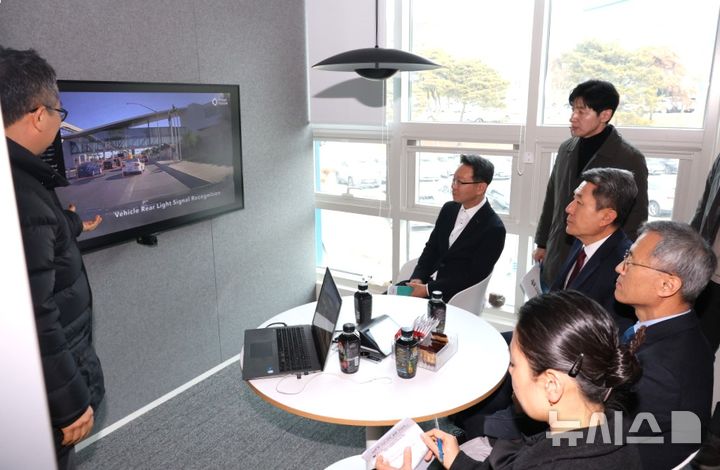 [포항=뉴시스] 송종욱 기자 = 포항시가 국가 인공지능(AI) 전략의 핵심 정책인 '국가 AI 컴퓨팅 센터' 유치에 행정력을 집중한다. 사진은 이강덕 시장이 23일 포항테크노파크의 AI 기업인 (주)스트라드비젼을 방문해 세계 최대 가전·정보기술(IT) 전시회 'CES 2025'에서 선보인 AI 기술 시연을 보는 모습. (사진=포항시 제공) 2025.01.23. photo@newsis.com