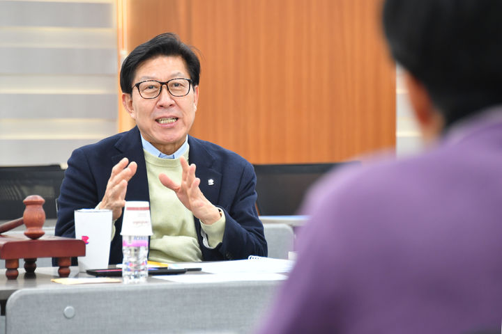 [부산=뉴시스] 23일 박형준 시장은 부산기술창업투자원의 창립이사회에서 이야기를 하고 있다. (사진=부산시 제공) 2025.01.23. photo@newsis.com *재판매 및 DB 금지