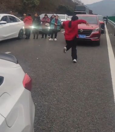 [서울=뉴시스]춘절을 앞두고 중국 전역에서 귀성 행렬로 심각한 교통 체증이 발생한 가운데, 고속도로에서 춤을 추는 한 중년 여성의 영상이 화제가 되고 있다.(사진=샤오샹천바오) *재판매 및 DB 금지