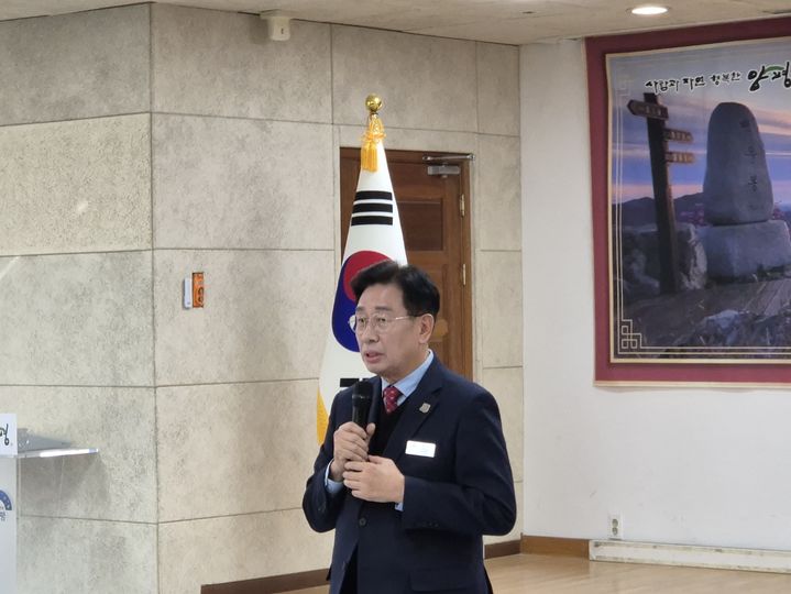 [양평=뉴시스] 이호진 기자=전진선 경기 양평군수가 23일 양평군청에서 열린 신년 기자회견에서 새해 군정 운영 방향을 설명하고 있다. 2025.01.23. asake@newsis.com *재판매 및 DB 금지