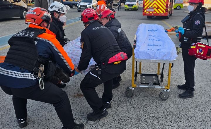 [울산=뉴시스] 박수지 기자 = 23일 오후 울산시 동구 염포부두에 작업자 1명이 다쳐 해경과 소방이 구조 작업 중이다. (사진=울산해경 제공) 2025.01.23. photo@newsis.com *재판매 및 DB 금지