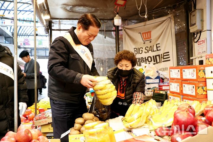 [안양=뉴시스] 23일 남부시장을 찾은 최대호 안양시장.(사진=안양시 제공). 2025.01.23. photo@newsis.com 