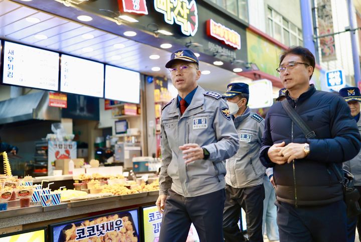 [부산=뉴시스] 김수환(앞줄 왼쪽) 부산경찰청장이 23일 설날을 앞두고 중구 부평 전통시장을 찾아 안전사고 우려가 있는 통행로를 둘러보고 있다. (사진=부산경찰청 제공) 2025.01.23. photo@newsis.com *재판매 및 DB 금지