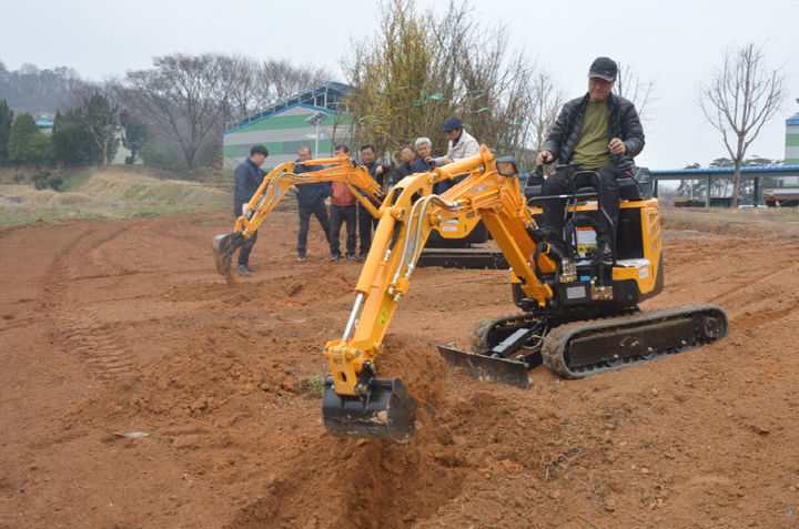 [순창=뉴시스] 순창군농업기술센터의 소형 굴삭기 교육 실습현장. *재판매 및 DB 금지