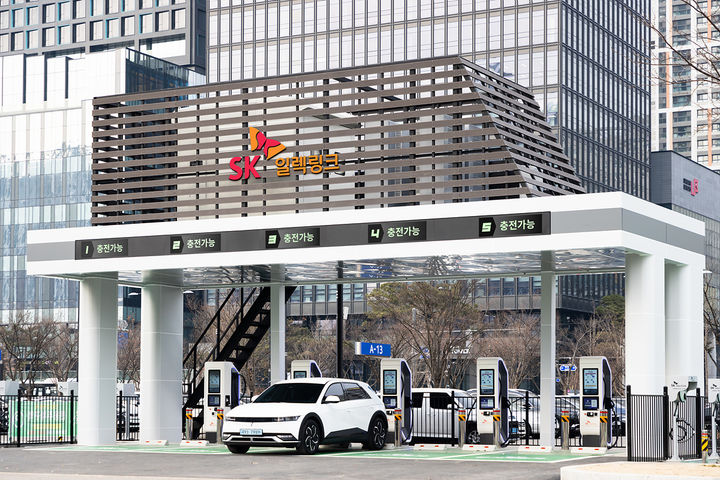 [서울=뉴시스] 코레일과 SK일렉링크가 지역 랜드마크로 조성한 광명역 집중형 전기차충전소. 2025.01.28. (사진=코레일 제공) photo@newsis.com *재판매 및 DB 금지