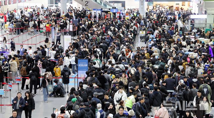 [부산=뉴시스] 하경민 기자 = 23일 부산 강서구 김해국제공항 국제선 출국장에서 설 연휴를 이용해 해외여행을 떠나는 여행객들이 길게 줄을 선 채 출국수속을 거치고 있다. 오는 24일부터 내달 2일까지 열흘간 김해공항에서 15만8000명이 국제선 항공편을 이용하는 등 전국 국제공항을 통해 총 134만여 명이 출국할 것으로 전망됐다. 2025.01.23. yulnetphoto@newsis.com