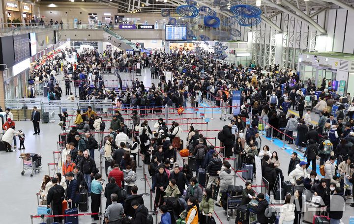 [부산=뉴시스] 하경민 기자 = 23일 부산 강서구 김해국제공항 국제선 출국장에서 설 연휴를 이용해 해외여행을 떠나는 여행객들이 길게 줄을 선 채 출국수속을 거치고 있다. 오는 24일부터 내달 2일까지 열흘간 김해공항에서 15만8000명이 국제선 항공편을 이용하는 등 전국 국제공항을 통해 총 134만여 명이 출국할 것으로 전망됐다. 2025.01.23. yulnetphoto@newsis.com