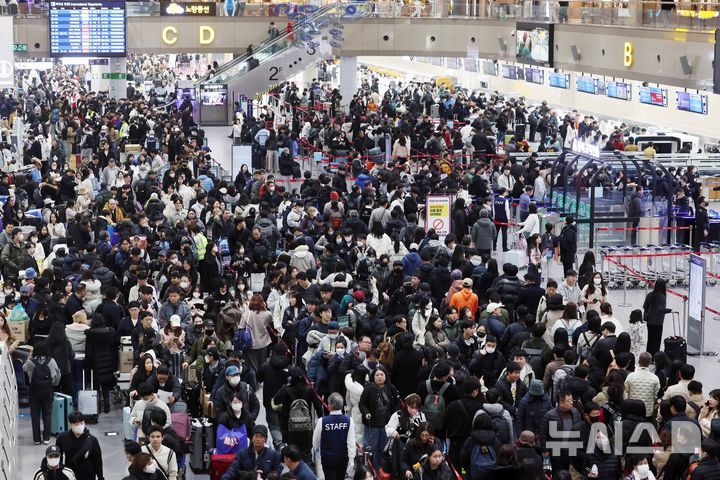[부산=뉴시스] 하경민 기자 = 23일 부산 강서구 김해국제공항 국제선 출국장에서 설 연휴를 이용해 해외여행을 떠나는 여행객들이 길게 줄을 선 채 출국수속을 거치고 있다. 오는 24일부터 내달 2일까지 열흘간 김해공항에서 15만8000명이 국제선 항공편을 이용하는 등 전국 국제공항을 통해 총 134만여 명이 출국할 것으로 전망됐다. 2025.01.23. yulnetphoto@newsis.com