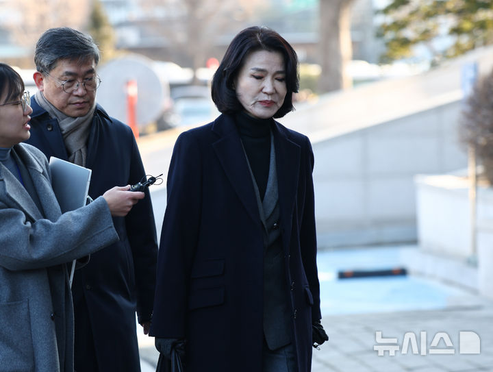 [서울=뉴시스] 정병혁 기자 = 이진숙 방송통신위원장이 23일 오전 서울 종로구 헌법재판소에서 열리는 방통위원장 탄핵심판 청구 사건 선고에 참석하기 위해 대심판정으로 향하고 있다.(공동취재) 2025.01.23. photo@newsis.com