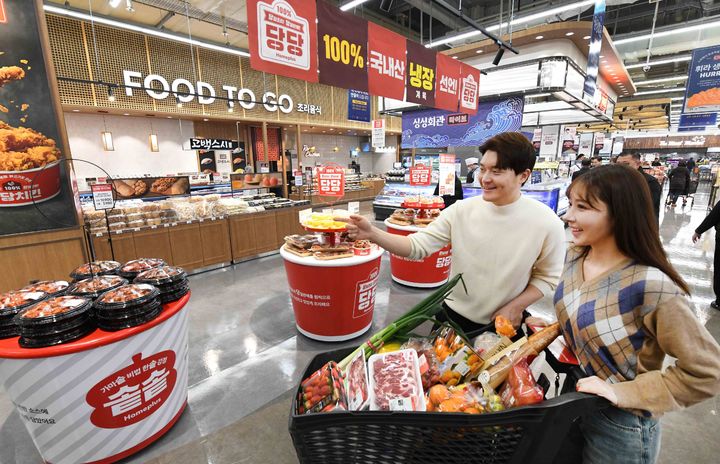 [서울=뉴시스] 홈플러스는 23일 홈플러스 메가 푸드 마켓 인천 간석점을 현장 콘텐츠형 식품 전문매장 ‘홈플러스 메가 푸드 마켓 라이브’로 리뉴얼 오픈했다고 밝혔다. 모델들이 홈플러스 메가 푸드 마켓 라이브 인천 간석점을 소개하고 있다. (사진=홈플러스 제공) 2025.01.23. photo@newsis.com *재판매 및 DB 금지