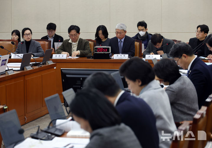 [서울=뉴시스] 고승민 기자 = 주은선 경기대 사회복지전공 교수가 23일 서울 여의도 국회에서 열린 제421회 국회(임시회) 제1차 보건복지위원회의 국민연금법 개정안에 대한 공청회에서 발제를 하고 있다. 2025.01.23. kkssmm99@newsis.com