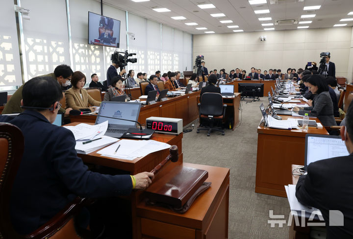[서울=뉴시스] 고승민 기자 = 박주민 국회 보건복지위원장이 23일 서울 여의도 국회에서 열린 제421회 국회(임시회) 보건복지위원회 제1차 전체회의를 주재하고 있다. 2025.01.23. kkssmm99@newsis.com
