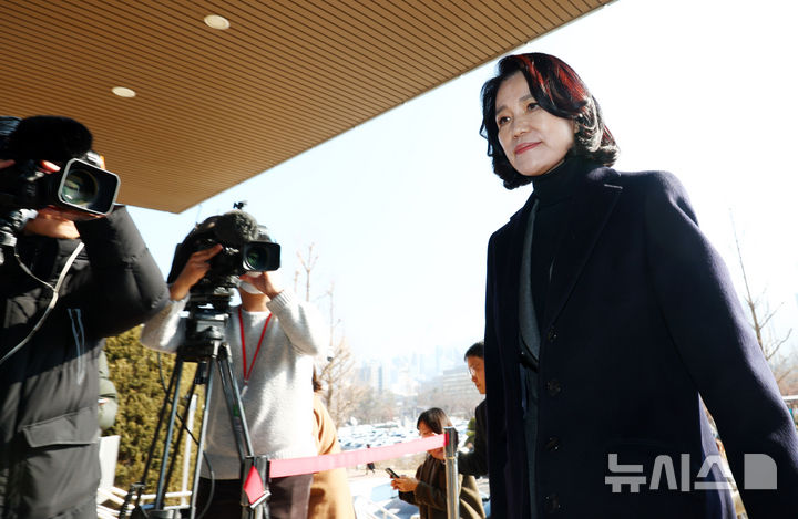 [과천=뉴시스] 전신 기자 = 헌법재판소에서 탄핵소추안이 기각되면서 직무에 복귀한 이진숙 방송통신위원장이 지난 23일 경기 과천 방송통신위원회로 출근하고 있다. 2025.01.23. photo1006@newsis.com