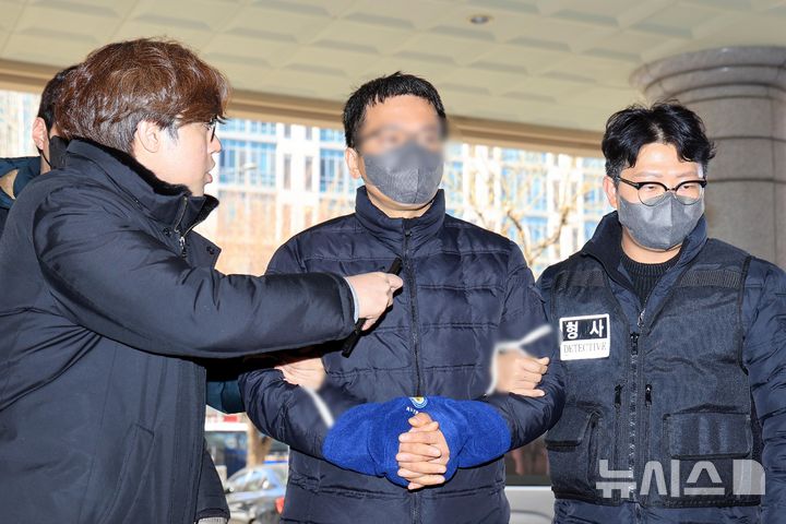 [서울=뉴시스] 고범준 기자 = 서울서부지방법원 폭력 집단난동 사태 당시 판사실에 침입한 40대 남성 이모씨가 23일 오후 서울 마포구 서울서부지법에서 열린 구속 전 피의자 심문(영장실질심사)에 출석하고 있다.(공동취재) 2025.01.23. photo@newsis.com