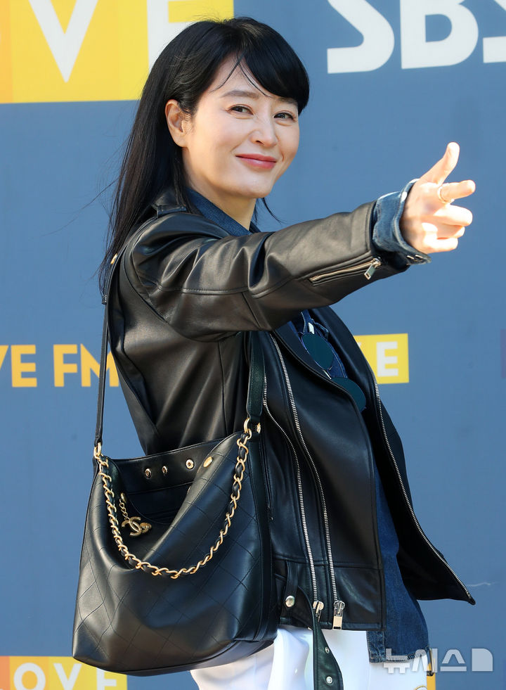 [서울=뉴시스] 김혜진 기자 = 배우 김혜수가 23일 오후 서울 양천구 SBS에서 열리는 라디오 '박하선의 씨네타운' 출연에 앞서 방송국 앞에서 포즈를 취하고 있다. 2025.01.23. jini@newsis.com