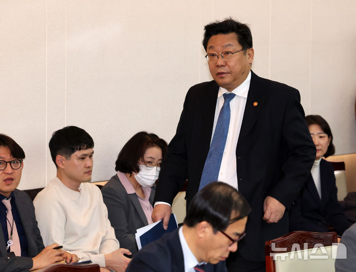 [서울=뉴시스] 배훈식 기자 = 주형환 저출산고령사회위원회 부위원장이 지난 1월 23일 오후 서울 종로구 정부서울청사에서 열린 제8차 인구 비상대책회의에 참석하고 있다. 2025.01.23. dahora83@newsis.com