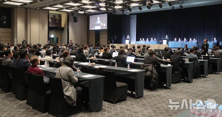 [서울=뉴시스] 김근수 기자 = 23일 오후 서울 용산구 그랜드하얏트 서울에서 고려아연 임시주주총회가 열리고 있다. (공동취재) 2025.01.23. photo@newsis.com