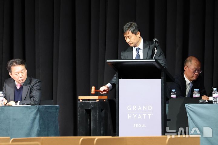 [서울=뉴시스] 김근수 기자 = 박기덕 고려아연 사장이 2025년 1월 23일 오후 서울 용산구 그랜드하얏트 서울에서 열린 고려아연 임시주주총회에서 의사봉을 두드리고 있다. (공동취재) 2025.01.23. photo@newsis.com