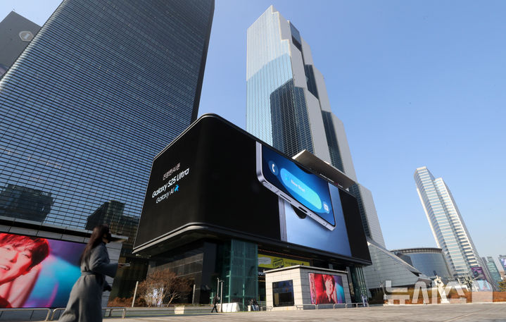 [서울=뉴시스] 서울시는 '코엑스 일대 개발계획(안)'을 마련하고, 23일부터 주민 의견 청취를 위한 열람공고를 시행한다. 이용이 저조한 시설이 자리한 도심공항터미널 부지에 프라임 오피스를 도입해 마이스(기업회의·포상관광·컨벤션·전시) 시설과 연계한 국제업무기능을 강화한다. 2025.02.07. (사진=뉴시스 DB) photo@newsis.com