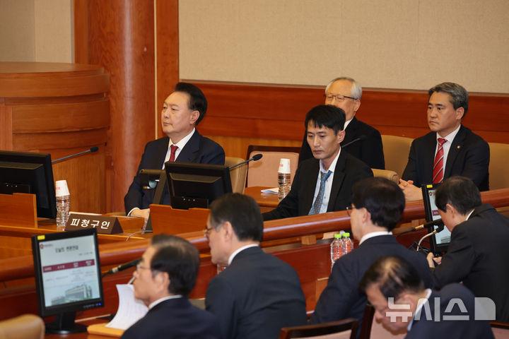 [서울=뉴시스] 사진공동취재단 = 윤석열 대통령이 23일 오후 서울 종로구 헌법재판소 대심판정에서 열린 탄핵심판 4차 변론기일에 출석해 있다. 2025.01.23. photo@newsis.com