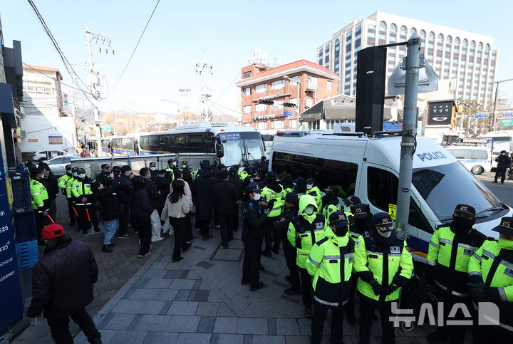 [서울=뉴시스] 사진공동취재단 = 윤석열 대통령에 대한 탄핵심판 4차 변론이 열린 23일 오후 서울 종로구 헌법재판소 인근에서 경찰 병력들이 경계 근무를 서고 있다. 2025.01.23. photo@newsis.com