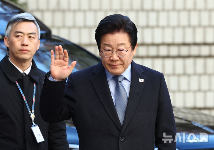 [서울=뉴시스] 전신 기자 = 이재명 더불어민주당 대표가 23일 서울 서초구 서울고등법원에서 열린 공직선거법 위반 혐의 항소심 첫 재판에 출석하며 지지자 등을 향해 인사하고 있다. 2025.01.23. photo1006@newsis.com