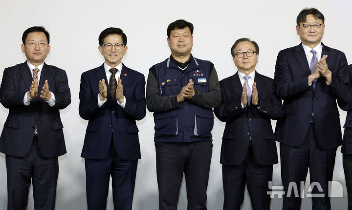 [서울=뉴시스] 최동준 기자 = 지난 1월 23일 서울 정동1928아트센터에서 열린 '인구구조 변화에 따른 고령자 계속 고용 방안 마련을 위한 토론회'에서 김형동(왼쪽부터) 국민의힘 의원, 김문수 고용노동부 장관, 류기섭 한국노총 사무총장, 이동근 경총 부회장, 권기섭 경사노위 위원장이 기념촬영을 하고 있다. 2025.01.23. photocdj@newsis.com